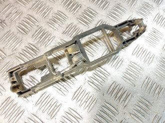 Кронштейн ручки передней левой Ml 163