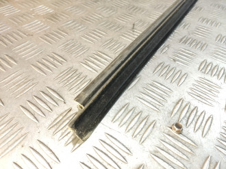 Уплотнитель стекла двери пер. правый Ml 163