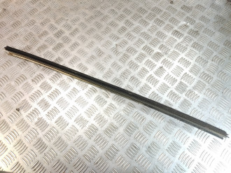 Уплотнитель стекла двери пер. правый Ml 163