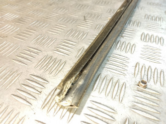 Молдинг стекла двери правой передней Ml 163