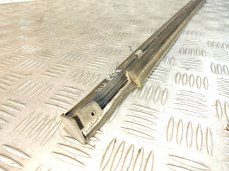 Молдинг стекла двери правой передней Ml 163