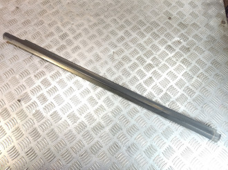 Молдинг стекла двери правой передней Ml 163