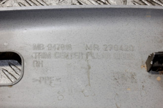 Обшивка стойки правая Mitsubishi Carisma 2000 2003