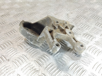 Кронштейн двигателя Mitsubishi Diamant 1995