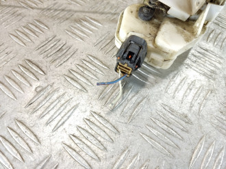 Замок двери передней левой Mitsubishi Lancer Cedia