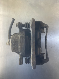 Суппорт передний правый Mitsubishi Galant 1993 1997