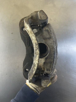 Суппорт передний правый Mitsubishi Galant 1993 1997