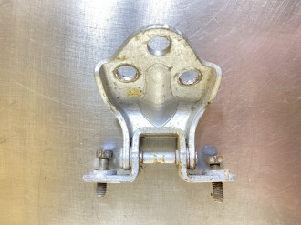 Петля двери передней правой нижняя Mitsubishi Galant 1993 1997
