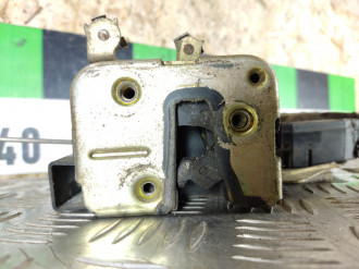 Замок двери передней правой Mitsubishi Carisma 2000 2003