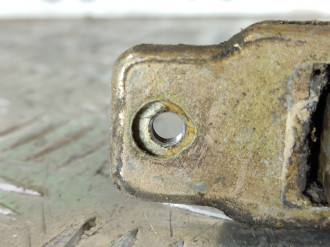 Ограничитель двери задний Mitsubishi Carisma 2000 2003