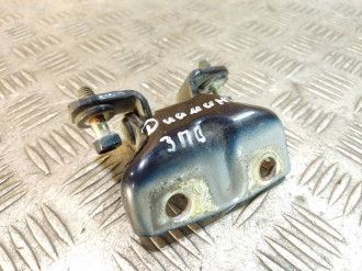 Петля двери задней правой верхняя Mitsubishi Diamant 1995