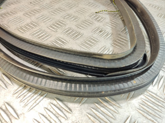 Уплотнитель двери передней левой Mitsubishi Outlander CU