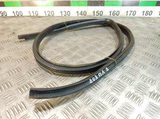 Уплотнитель двери передней левой Mitsubishi Outlander CU