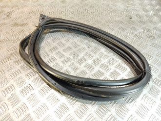 Уплотнитель двери передней левой Mitsubishi Outlander CU