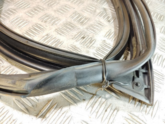 Уплотнитель двери передней левой Mitsubishi Outlander CU