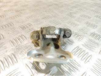 Петля двери задней левой верхняя Mitsubishi Space star 1998-2004