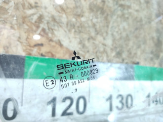 Стекло двери передней правой Mitsubishi Carisma 2000 2003