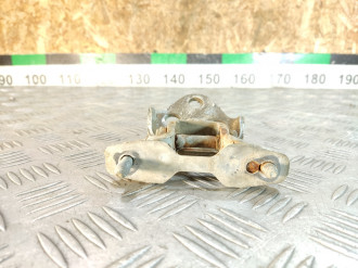 Петля двери передней правой нижняя Mitsubishi Carisma 2000 2003