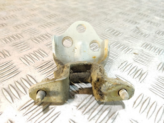 Петля двери передней правой нижняя Mitsubishi Space star 1998-2004