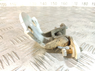Петля двери задней правой нижняя Mitsubishi Space star 1998-2004