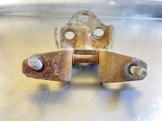 Петля двери передней левой нижняя Mitsubishi Galant 1993 1997