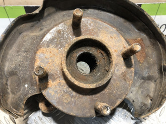 Кулак поворотный передний левый Nissan Avenir 1995