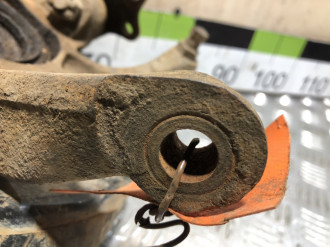 Кулак поворотный передний левый Nissan Avenir 1995