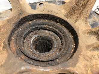 Кулак поворотный передний левый Nissan Avenir 1995