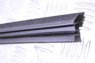 Уплотнитель стекла двери зад. левый Nissan Qashqai 2009