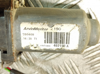 Стеклоподъемник задний правый Nissan Qashqai 2009