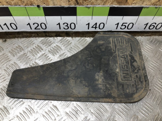 Брызговик левый передний Nissan Navara d40