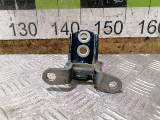 Петля двери задней правой нижняя Nissan Tiida c11