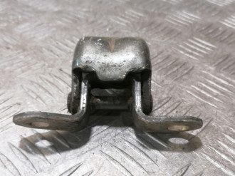 Петля двери передней правой верхняя Nissan Navara d40