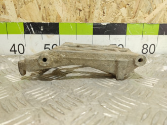 Кронштейн компрессора кондиционера Nissan Maxima a32