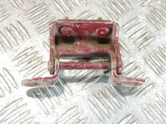 Петля двери задней левой верхняя Nissan Tiida c11