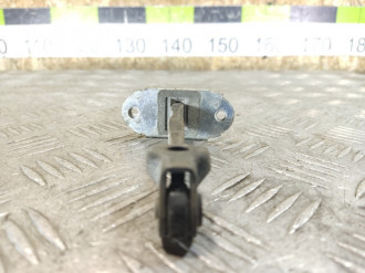 Ограничитель двери задний Nissan Navara d40