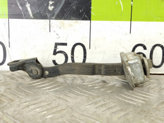 Ограничитель двери передний Nissan Navara d40