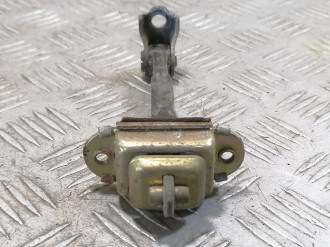 Ограничитель двери передний Nissan Maxima a32