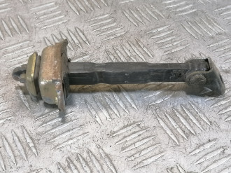 Ограничитель двери передний Nissan Maxima a32