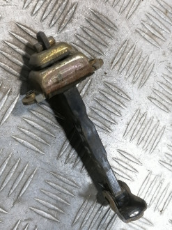 Ограничитель двери передний Nissan Maxima a32