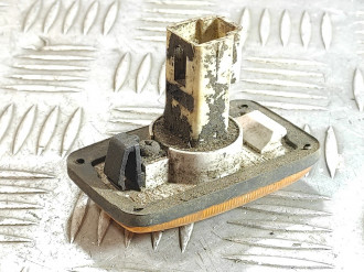 Повторитель в крыло правый Nissan Avenir 1995