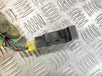 Кнопка аварийной сигнализации Nissan Micra K11