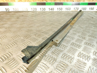 Молдинг стекла Nissan Maxima a33