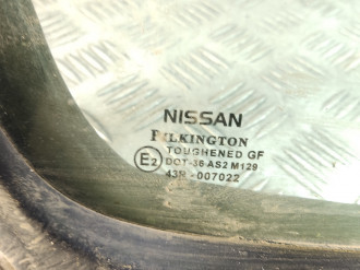 Стекло двери задней левой форточка Nissan Almera N16