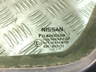 Стекло двери задней правой форточка Nissan Almera N16