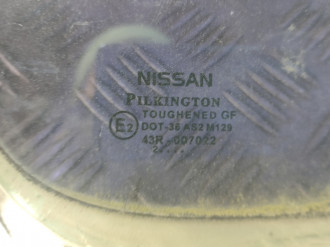 Стекло двери задней правой форточка Nissan Almera N16