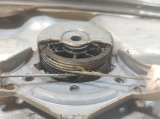 Стеклоподъемник передний левый Nissan Qashqai 2009