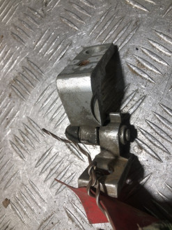 Петля двери задней правой верхняя Skoda Octavia 2000 2011