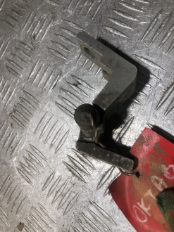 Петля двери задней правой верхняя Skoda Octavia 2000 2011