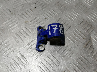 Петля багажника левая Skoda Fabia 2007 2015